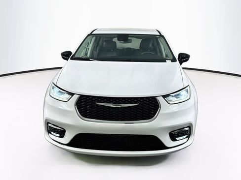 Used 2024 Chrysler Pacifica Touring-L FWD image 2