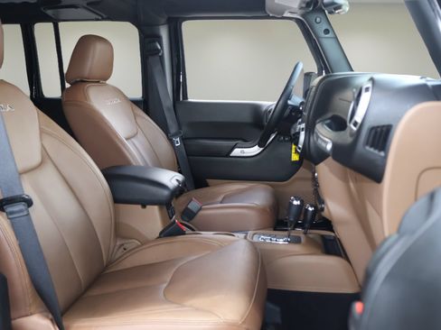 Used 2017 Jeep Wrangler Unlimited Sahara w/ Connectivity Group AWD/4WD image 15
