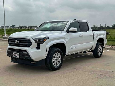 Used 2024 Toyota Tacoma SR5 RWD image 9