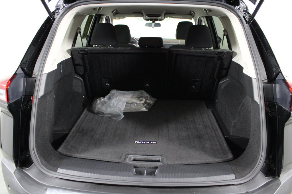 Certified 2023 Nissan Rogue SV FWD image 18