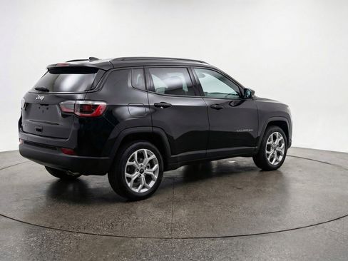 Used 2025 Jeep Compass Latitude AWD/4WD image 9