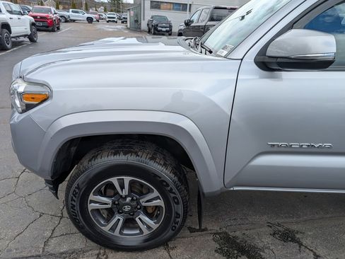 Used 2018 Toyota Tacoma TRD Sport w/ Technology Package image 2
