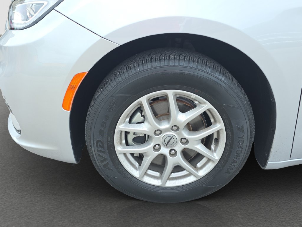 Used 2024 Chrysler Pacifica Touring-L FWD image 4