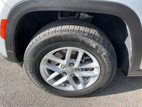 Used 2023 Jeep Grand Cherokee L Laredo image 24