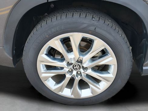 Used 2023 Toyota Highlander Limited FWD image 3
