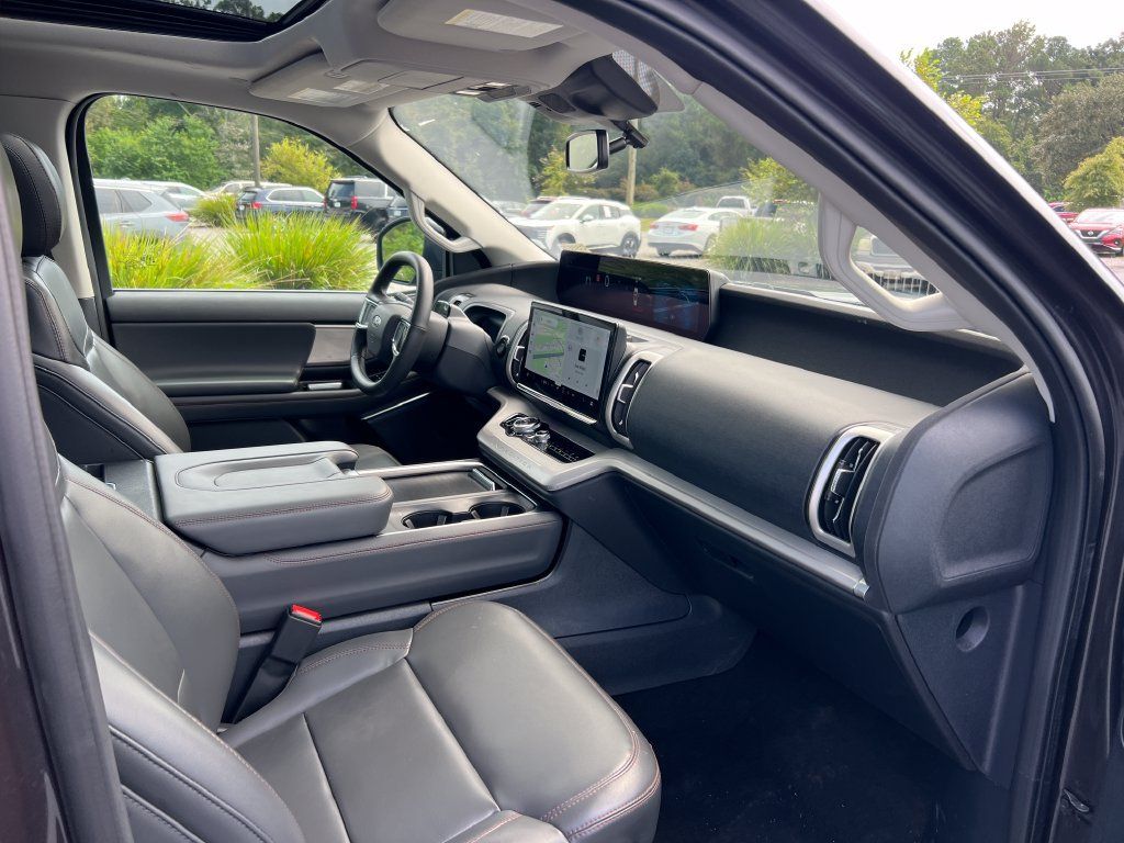 Used 2025 Ford Expedition Active RWD image 18