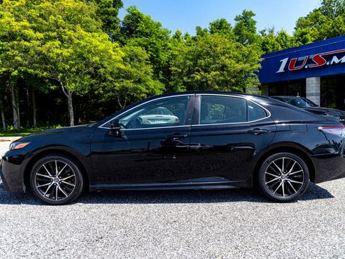 Used 2022 Toyota Camry SE image 3