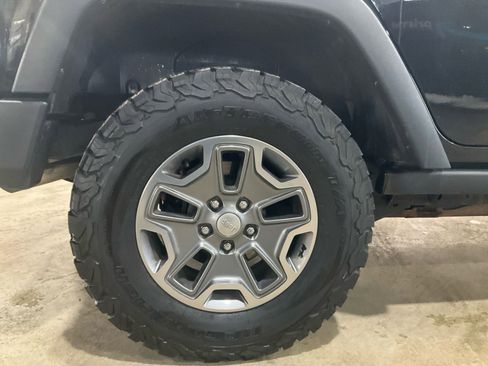 Used 2017 Jeep Wrangler Unlimited Rubicon w/ Cold Weather Group image 18