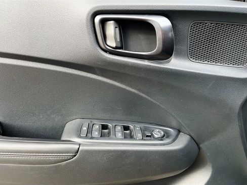 Used 2023 Hyundai Venue Limited FWD image 18