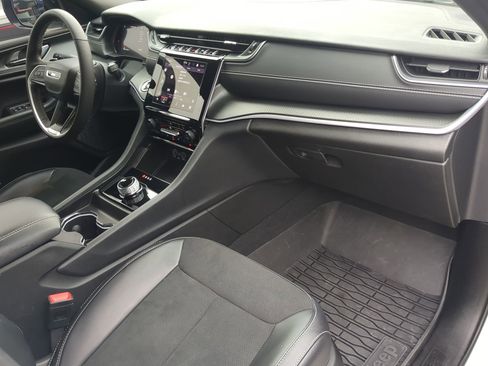 Used 2025 Jeep Grand Cherokee L Laredo image 40