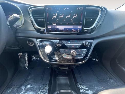 Used 2025 Chrysler Pacifica Select FWD image 11