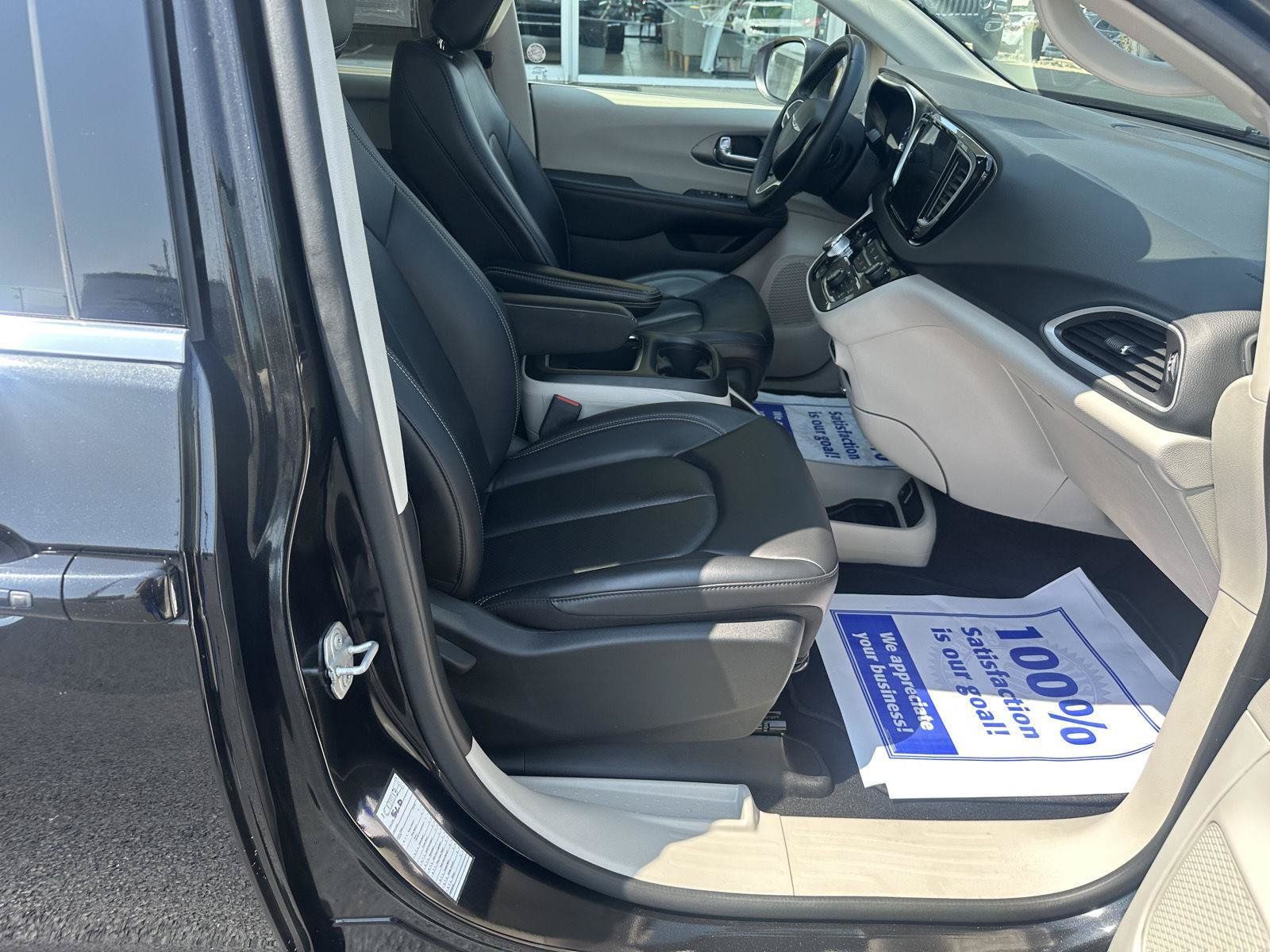 Used 2023 Chrysler Pacifica Touring-L FWD image 22