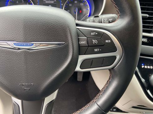 Used 2017 Chrysler Pacifica Touring-L image 10