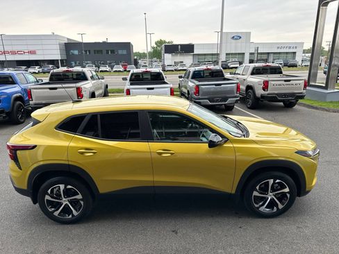 Used 2025 Chevrolet Trax RS FWD image 28