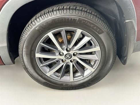 Used 2017 Toyota Highlander XLE image 11