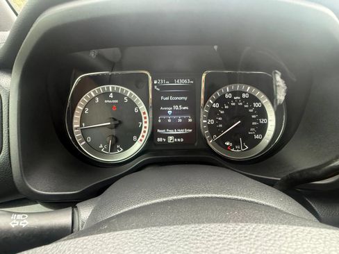 Used 2018 Nissan Titan SV w/ SV Convenience Package RWD image 11
