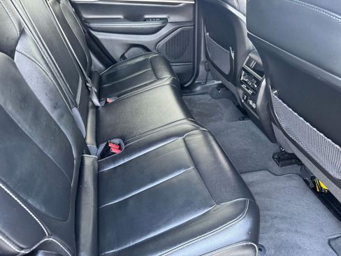 Used 2023 Jeep Grand Cherokee Limited w/ Black Appearance Package image 15