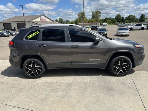 Used 2016 Jeep Cherokee Latitude w/ Cold Weather Group AWD/4WD image 4