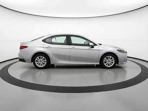 Used 2025 Toyota Camry LE image 11