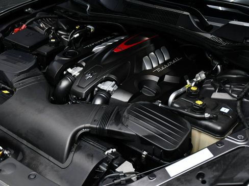 Used 2017 Maserati Quattroporte GTS GranSport RWD image 19