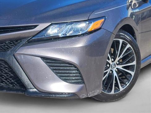 Used 2020 Toyota Camry SE image 4