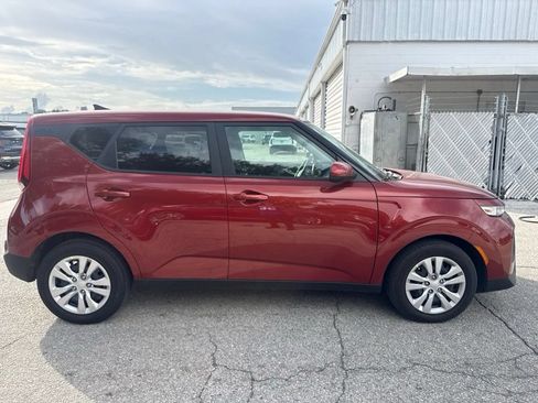 Used 2022 Kia Soul LX FWD image 3