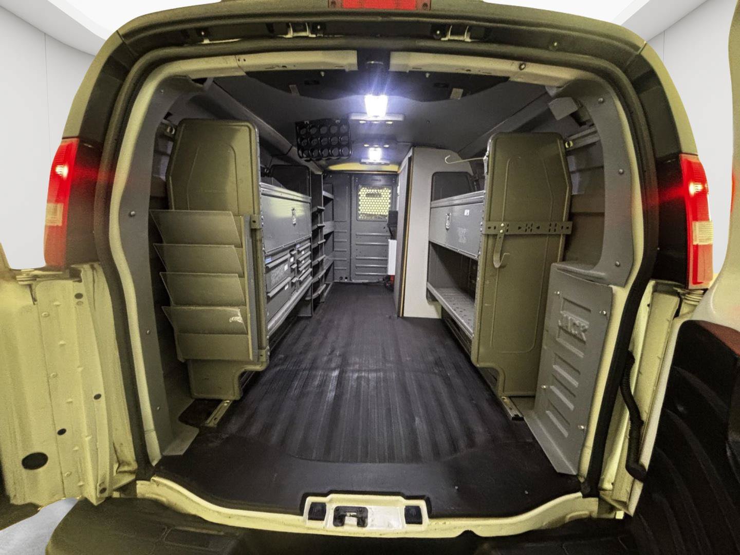 Used 2019 Chevrolet Express 2500 w/ Communications Package RWD image 8