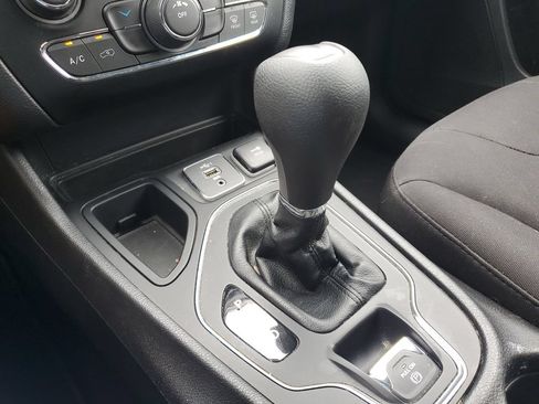 Used 2020 Jeep Cherokee Latitude FWD image 29