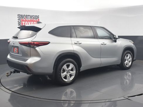 Used 2023 Toyota Highlander LE AWD/4WD image 4