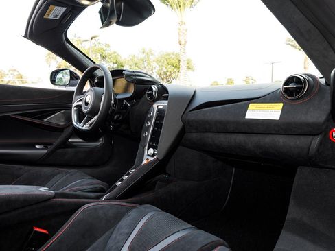 Used 2026 McLaren 750S Spider RWD image 39