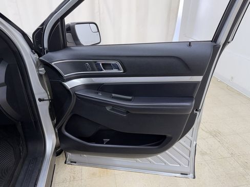 Used 2017 Ford Explorer XLT w/ Equipment Group 201A image 10
