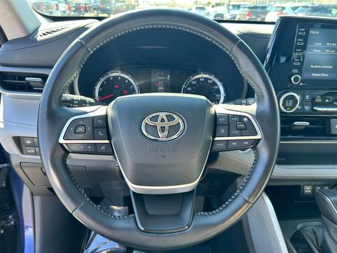 Used 2022 Toyota Highlander LE image 12