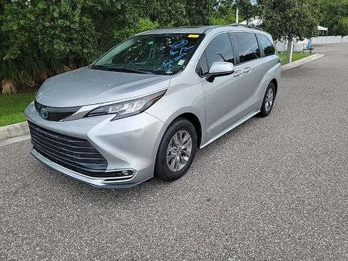 Used 2021 Toyota Sienna XLE FWD image 1