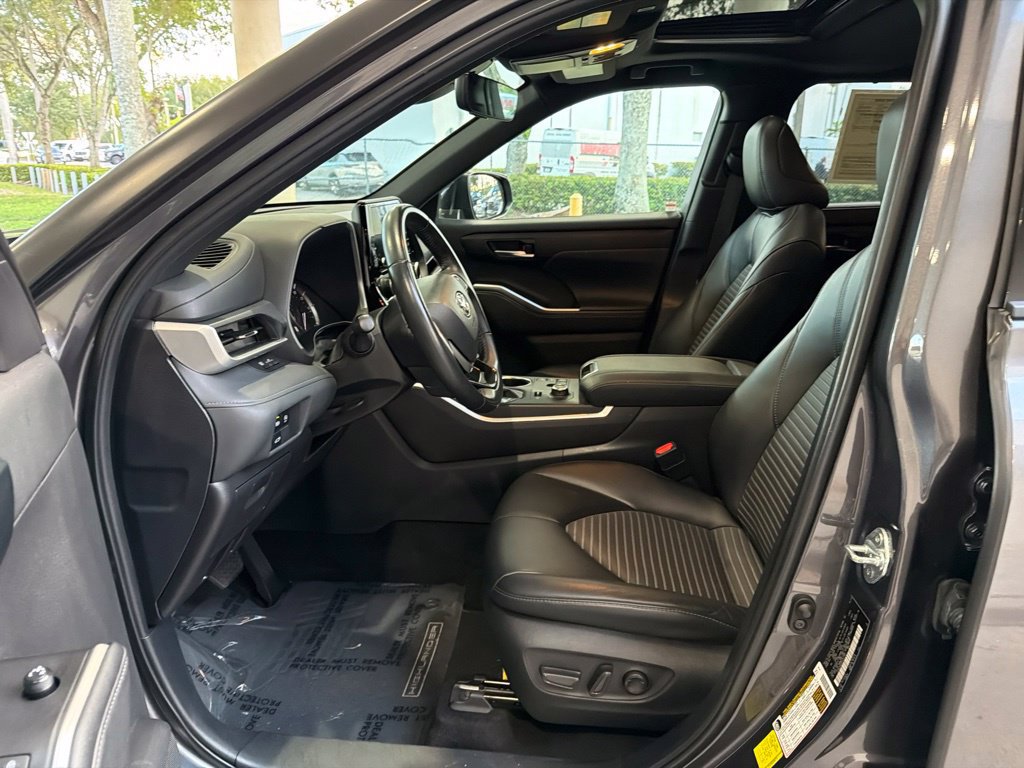 Used 2024 Toyota Highlander XSE AWD/4WD image 6