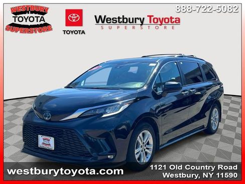 Used 2022 Toyota Sienna XSE w/ XSE Plus Package AWD/4WD image 5