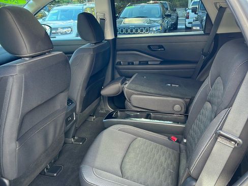 Used 2023 Nissan Pathfinder SV w/ SV Premium Package image 15