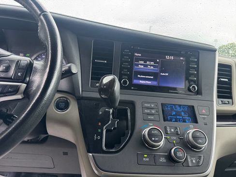 Used 2020 Toyota Sienna XLE FWD image 11