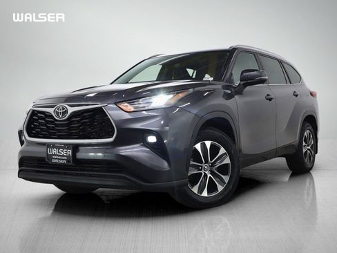 Used 2023 Toyota Highlander XLE image 1