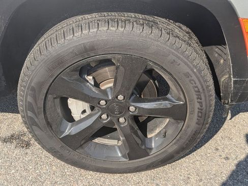 Used 2025 Jeep Grand Cherokee Limited w/ Luxury Tech Group II image 15