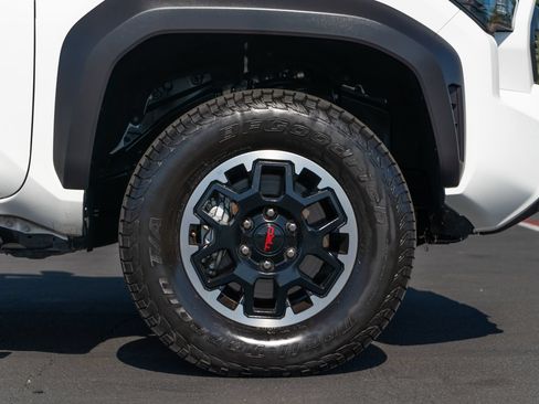 Certified 2025 Toyota Tacoma TRD Off-Road AWD/4WD image 6