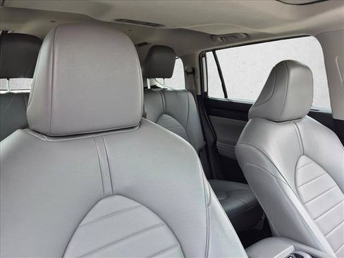 Used 2023 Toyota Highlander XLE FWD image 13
