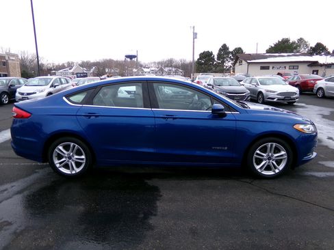 Used 2018 Ford Fusion SE image 2