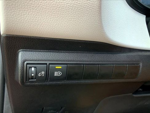 Used 2025 Toyota Corolla SE image 32