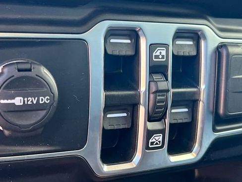 Used 2023 Jeep Wrangler Unlimited Sahara image 12