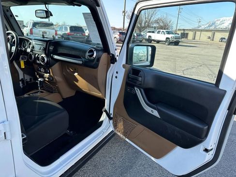 Used 2015 Jeep Wrangler Unlimited Rubicon w/ Max Tow Package image 12