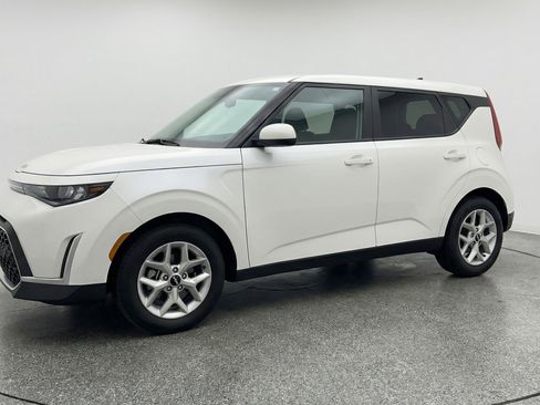 Used 2025 Kia Soul LX w/ LX Technology Package FWD image 3