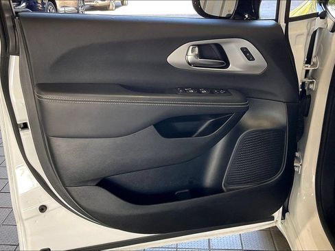 Used 2025 Chrysler Pacifica Limited FWD image 2