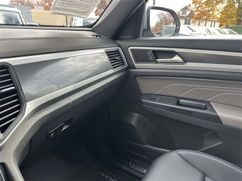 Certified 2021 Volkswagen Atlas Cross Sport SE image 32