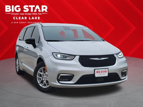 New 2026 Chrysler Pacifica Select image 1