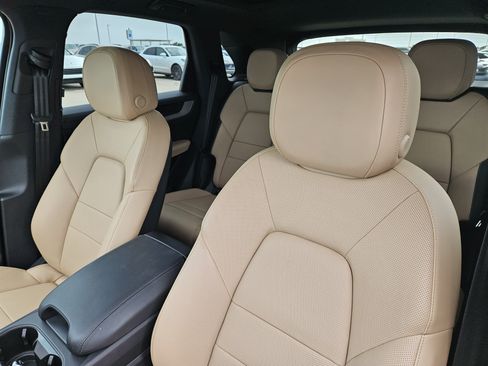 Certified 2026 Porsche Cayenne AWD/4WD image 6